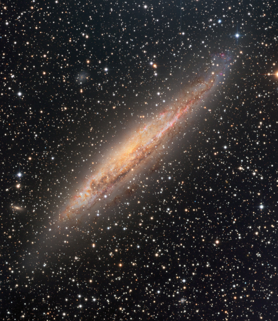 Die Spiralgalaxie NGC 4945 im Sternbild Zentaur ist eine Seyfertgalaxie.