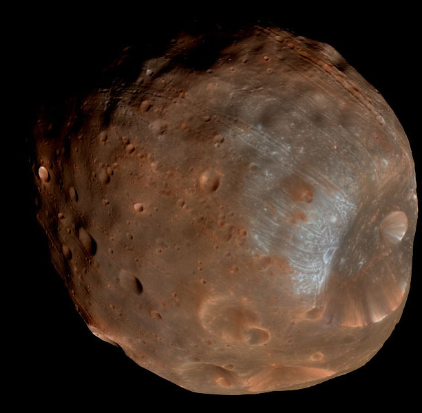 Der Marsmond Phobos ist auf diesem Bild sehr detailreich dargestellt, man sieht viele Krater und Rillen. Rechts befindet sich der riesige Stickney-Krater.