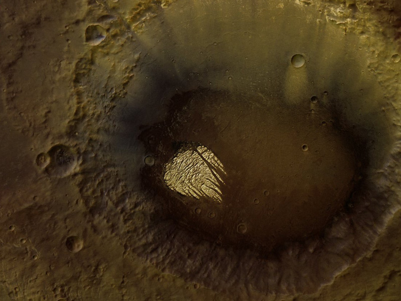 Die Raumsonde Mars Express zeigt ungewöhnliche weiße Felsfinger am Boden eines Marskraters. Beschreibung im Text.