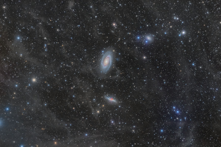 In der Mitte dieses nebeligen Sternenhimmels sind die Galaxien Messier 81 und 82 übereinander zu sehen.