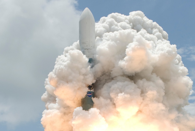 Aus einer Rauchwolke ragt der Kopf einer startenden Rakete, die den Satelliten GLAST ins All schickt.
