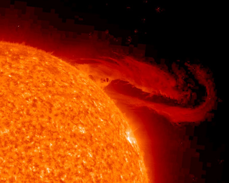 Links unten ist ein Viertel der Sonne in Orange- und Rot-Tönen abgebildet, nach rechts oben erhebt sich eine riesige Protuberanz.