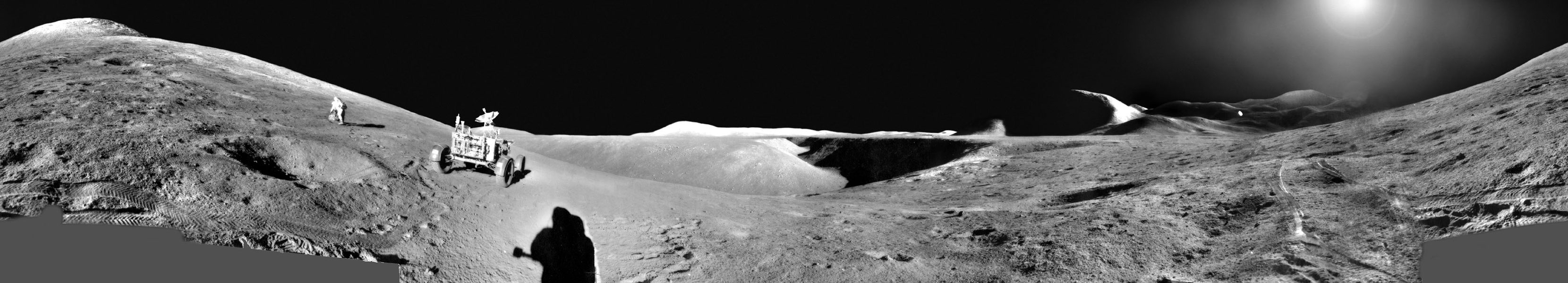 Mondlandschaft mit Mondfahrzeug und dem Schatten eines Astronauten.