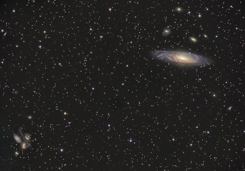 Rechts oben ist eine große, geneigte Spiralgalaxie, links untend das berühmte Galaxien-Quintett.