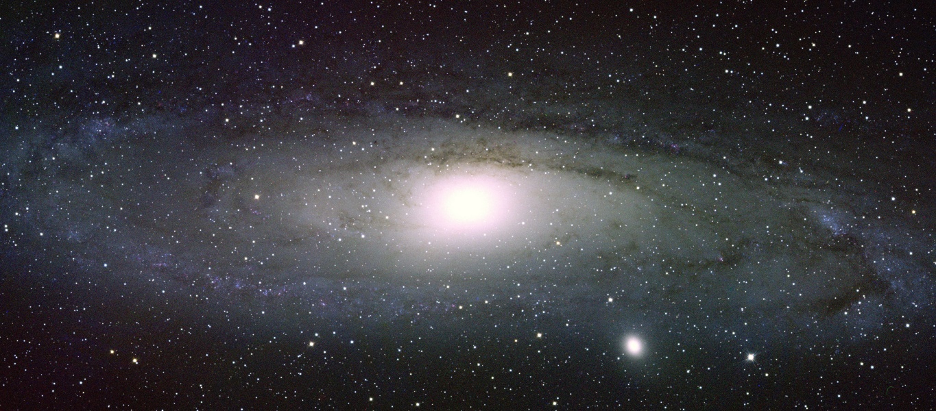 Das Bild zeigt die Andromedagalaxie in sichtbarem Licht und in UV-Licht.