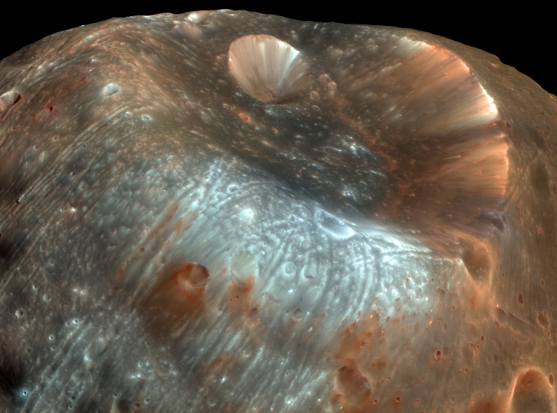 Ein riesiger Krater ist seinerseits von kleineren Kratern übersät. Durch die Farbgebung in Blau- und Orangetönen wird die Darstellung kontrastreicher.