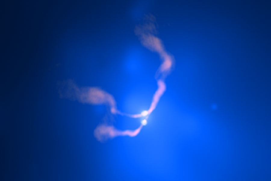 Vor einem blau leuchtenden Hintergrund sind zwei helle Flecken, von denen rosarote Nebel ausströmen, die sich nach links krümmen.
