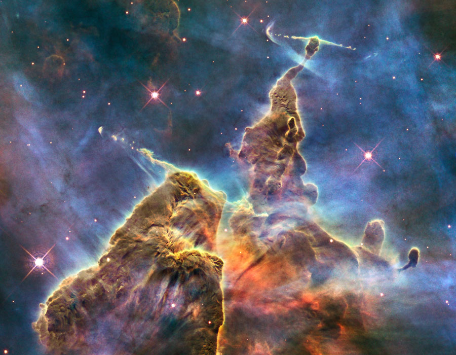 Vor einem blauen Nebel-Hintergrund mit wenigen Sternen türmt sich von unten ein Staubberg auf, gekrönt von einem Wesen, aus dessen Kopf nach links und rechts ein Strahl strömt.