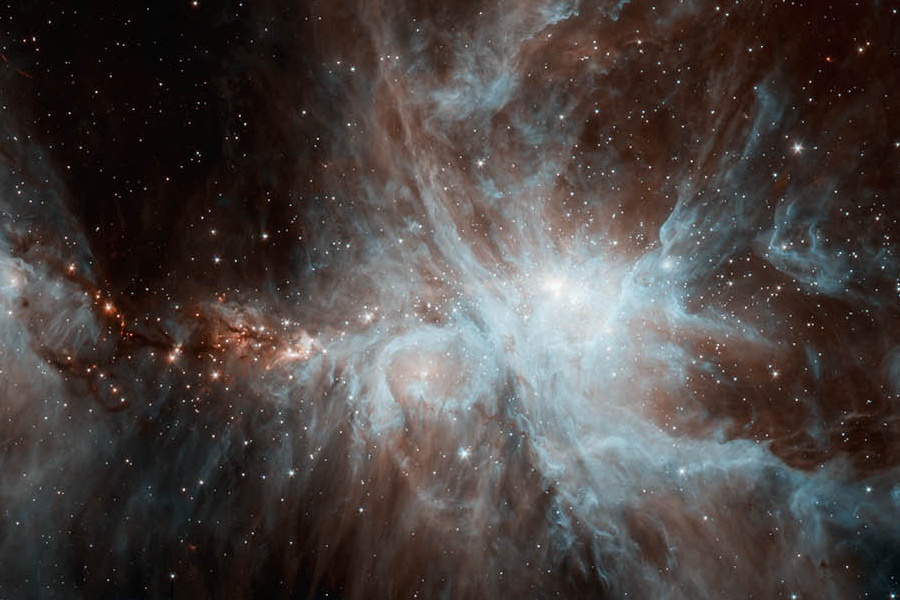 Weiß-graue Nebel leuchten vor einem dunklen Hintergrund mit dünn gesprenkelten Sternen. Es ist der bekannte Orionnebel, aber in diesem Licht schwer erkennbar.