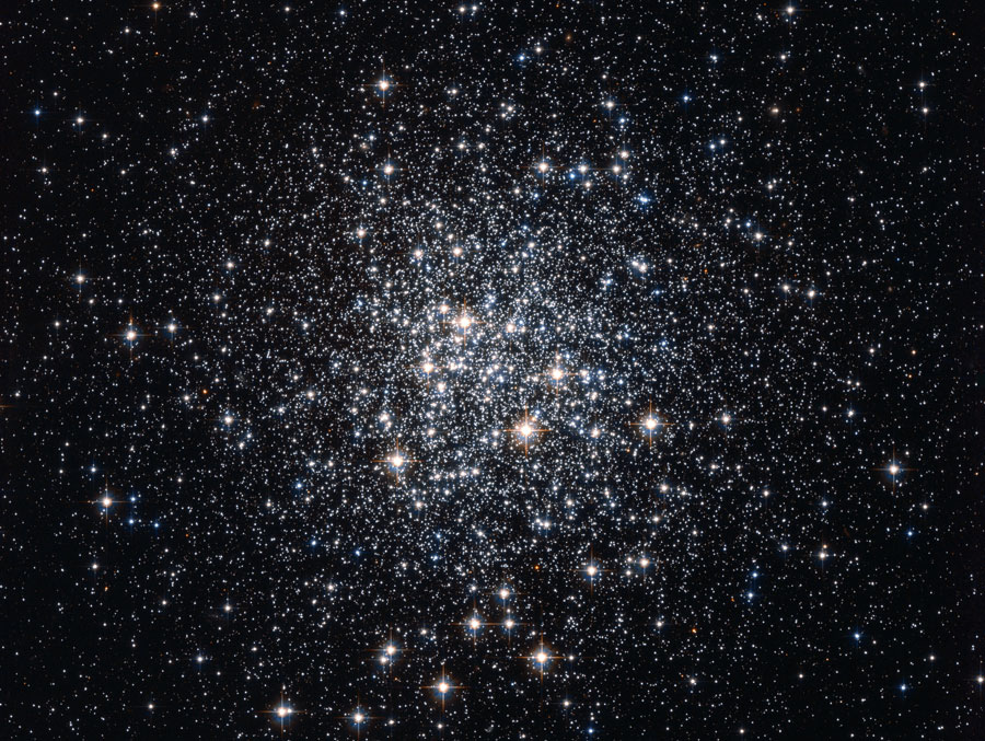 Bildfüllend ist ein eher kleiner Kugelsternhaufen abgebildet, einige hellere Sterne treten markant hervor. Das Zentrum ist nicht ganz imt Sternen gefüllt.