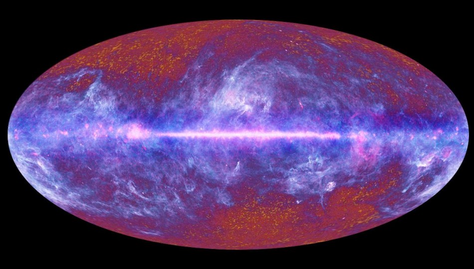 Der ganze Himmel in Mikrowellenstrahlung ist auf einer ovalen Karte dargestellt. Waagrecht verläuft die helle Milchstraße, nach oben und unten verlaufen violette Schlieren auf einem dunkelroten Hintergrund.
