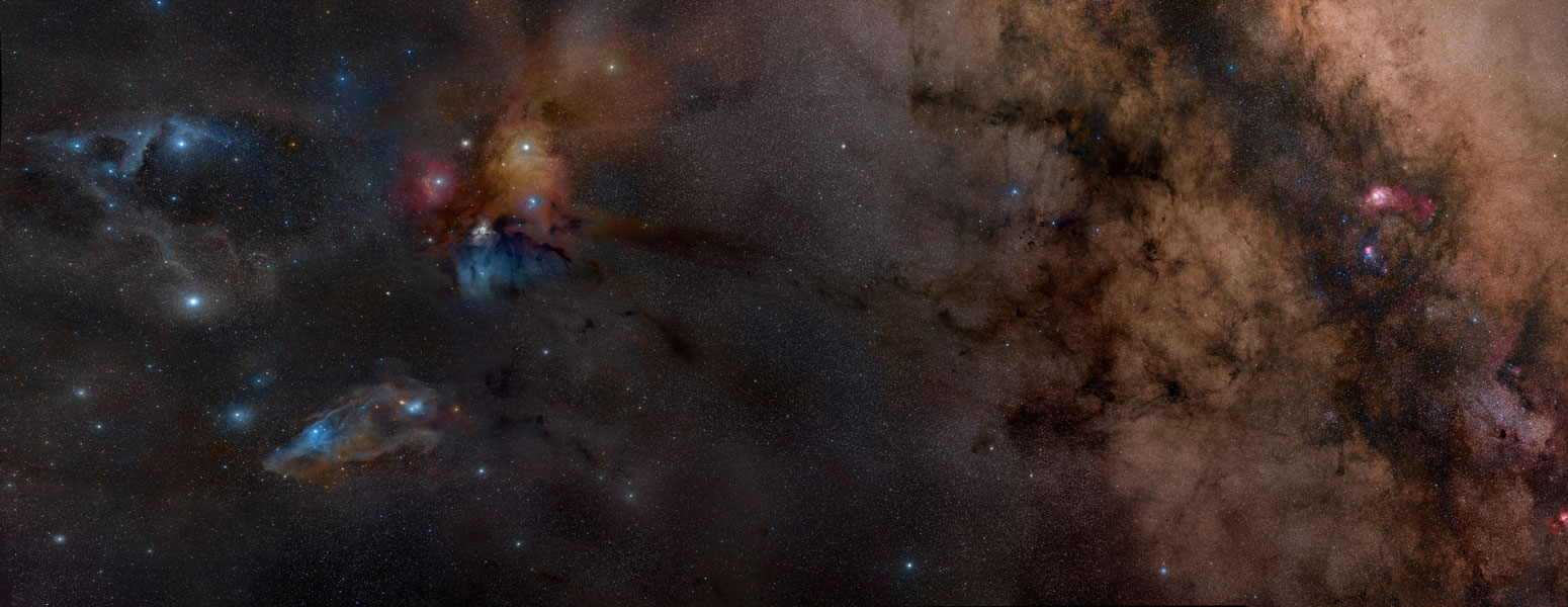 Rechts ist ein Teil der Milchstraße mit markanten Staubbahnen, links sind einige bunte Nebel.