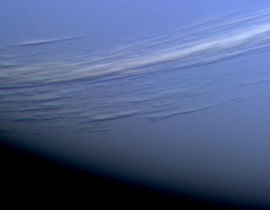 Die Oberfläche von Neptun ist in extrem blauen Farben dargestellt und von einem Wolkenstreifen überzogen.