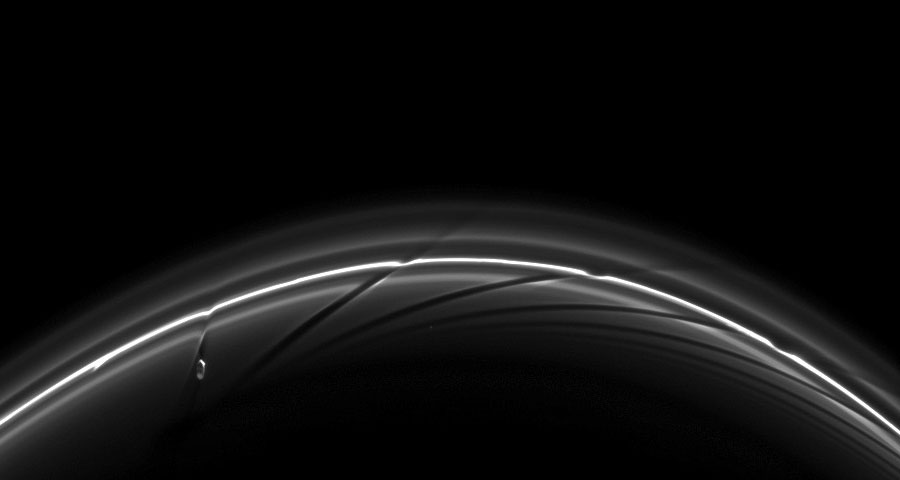 Von unten steigt der Bogen eines Saturnringes auf. Rechts ist ein kleiner Mond, der Kerben in den Ring zieht.