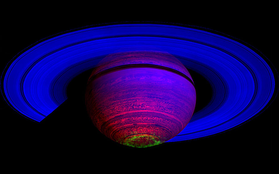Der Planet Saturn ist in kräftigem Dunkelblau dargestellt. Man sieht schräg von unten auf den Planeten und die Ringebene. Einzelne Wolkenstreifen am unteren Teil des Planeten scheinen rot zu glühen, um den Pol verläuft ein grün leuchtender, unregelmäßiger Ring. 