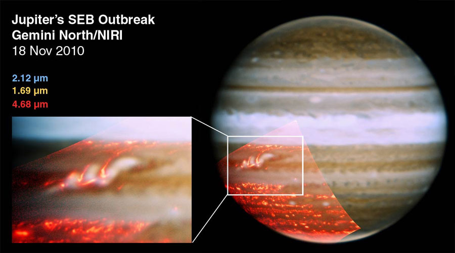 Rechts ist der Planet Jupiter abgebildet, ein Bereich links unten ist in rötlichen Farben abgebildet. Aus diesem ist ein Rechteck markiert, das links daneben vergrößert dargestellt ist. Text: Jupiter's SEB Outbreak, Gemini North/NIRI, 18 Nov 2010