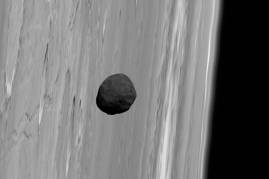 Über der schwarzweiß abgebildeten Marsoberfläche schwebt der dunkle Mond Phobos. Der Marshorizont ist rechts, der Weltraum dahinter ist schwarz.