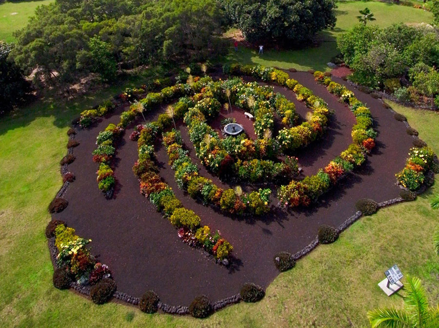 Büsche und Blumen bilden eine spiralförmige Struktur in einem Park, die an unsere Galaxis erinnert.