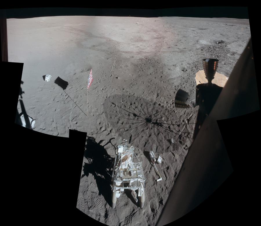 Das Bild zeigt die Mondoberfläche von der Landefähre Antares aus gesehen, nachdem die Astronauten ihr Programm absolviert haben.
