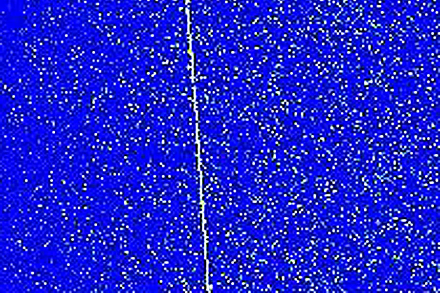 Auf blauem Grund sind viele helle Punkte, von oben verläuft fast in der Mitte eine steile Linis fast senkrecht durchs Bild.