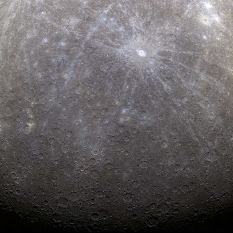 Die Oberfläche des Himmelskörpers ist grau und von Kratern übersät. Oben ist ein heller Krater mit langen, dichten Strahlen. Das Bild erinnert an den Mond, es zeigt aber Merkur.