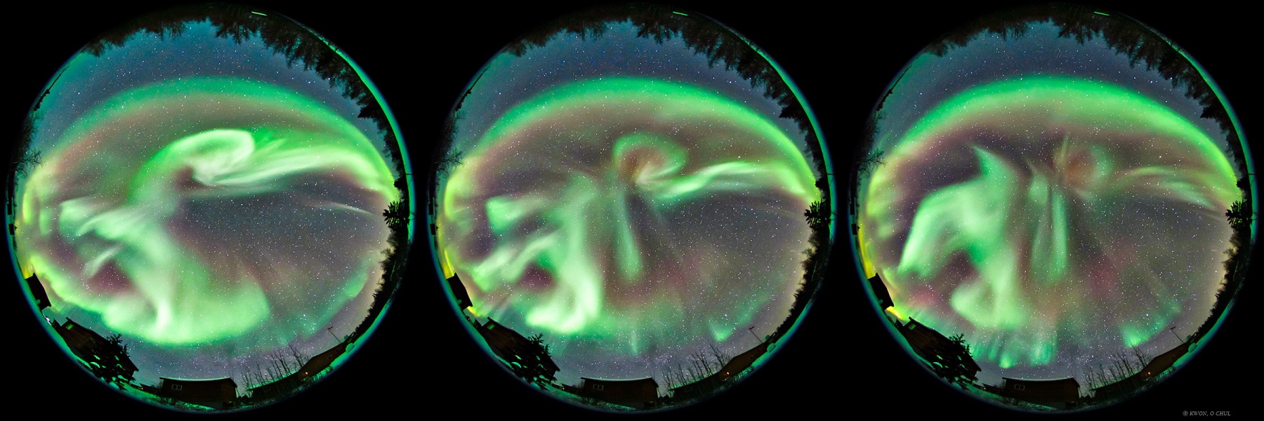 Nebeneinander sind drei Kreise angeordnet, jeder zeigt den ganzen Himmel voller grüner Polarlichter, die auf jedem Kreis anders aussehen.
