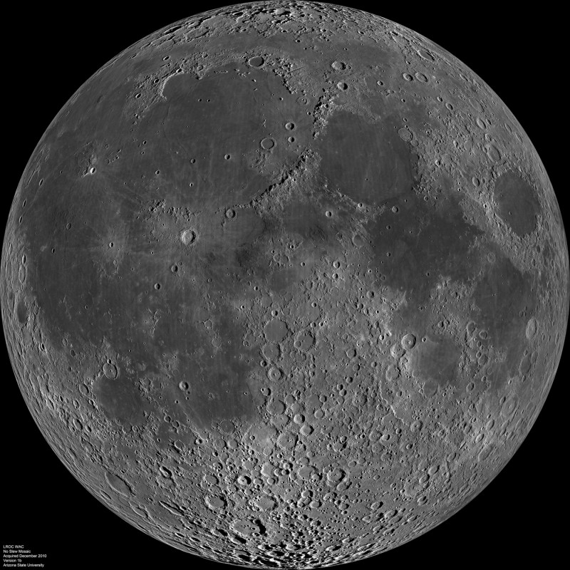 Das hoch aufgelöste Bild der Mondvorderseite wurde aus 1300 Bildern der Raumsonde Lunar Reconnaissance Orbiter erstellt.