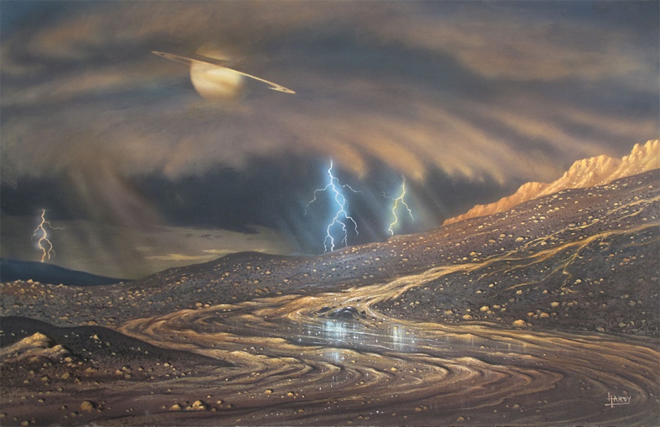Hinter einer Landschaft mit Steinen und Schlieren zucken am Horizont Blitze. Durch die Wolkenschleier ist der Planet Saturn erkennbar.
