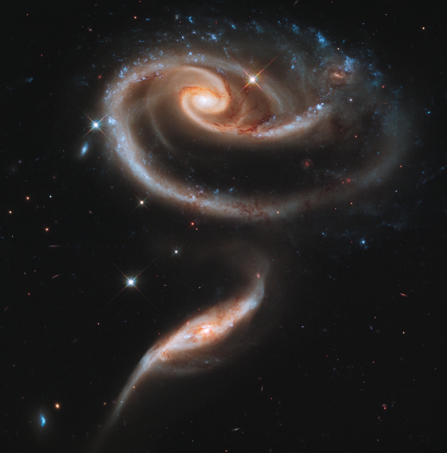Die zwei Galaxien im Bild besitzen sehr manieristische, ausgeprägte Spiralarme.