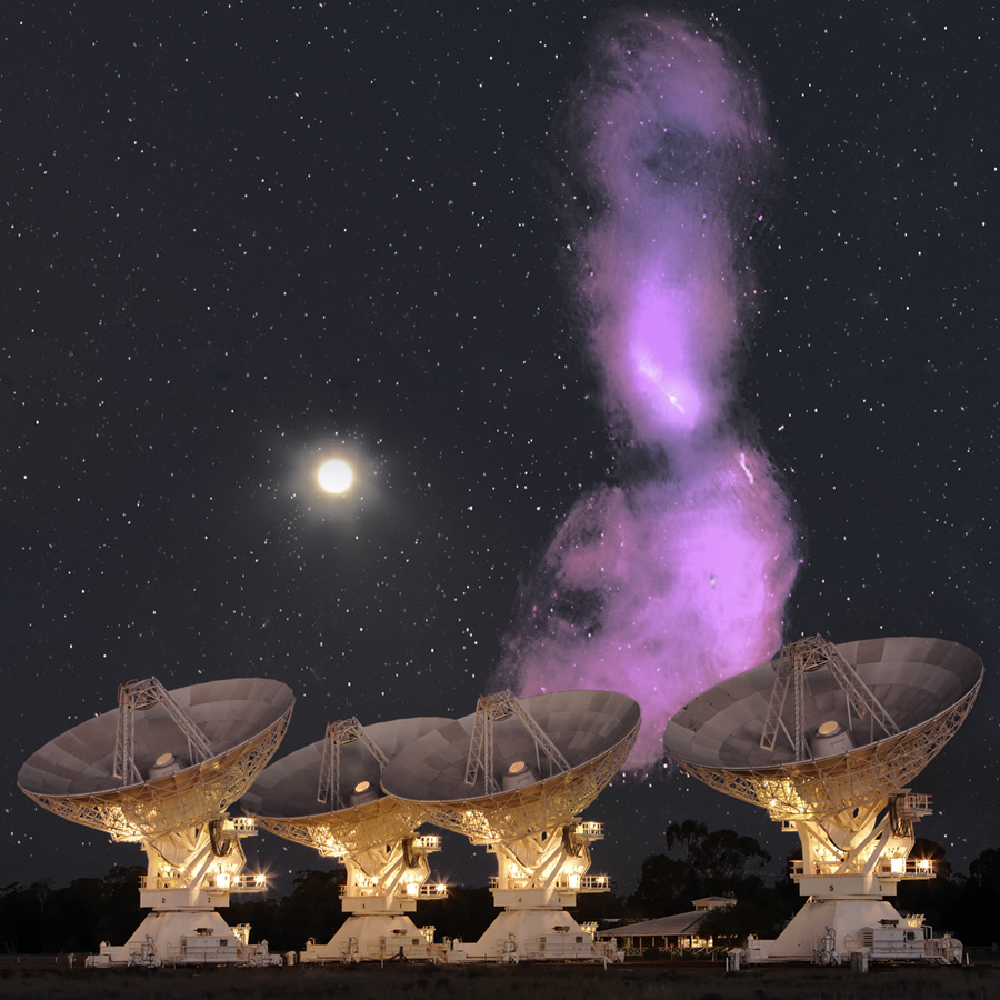 Hinter vier Radioteleskopen steigt violetter Rauch am schwarzen Nachthimmel auf. Links leuchtet der Vollmond.