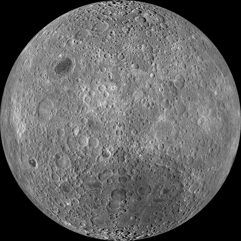 Das Bild zeigt den Mond von hinten, wie wir ihn von der Erde aus nie sehen. Die Oberfläche ist hell und voller Krater, nur links oben befindet sich ein dunkler Fleck, der von Lava überflutet wurde, das Mare Moscoviense.