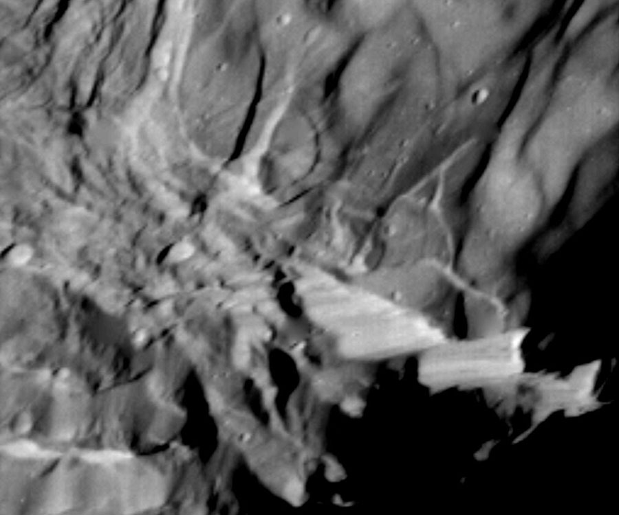 Das Bild zeigt Klippen auf dem Uranusmond Miranda, die unglaubliche 20 km in die Tiefe reichen.