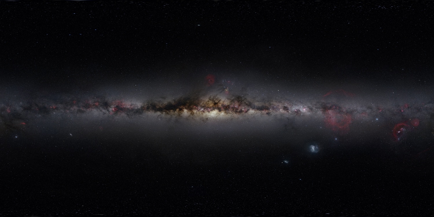 Das Bild zeigt den ganzen Himmel, In der Mitte verläuft waagrecht die Milchstraße mit ihren vielen Dunkelwolken.