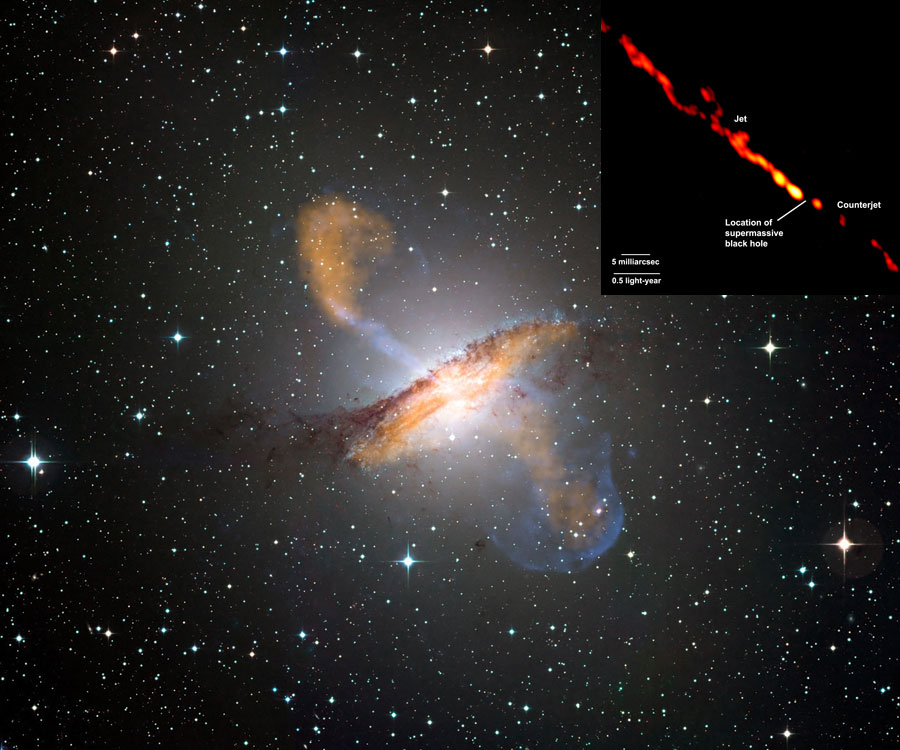 Die Galaxie Centaurus A ist von einem mächtigen Staubwulst umgeben. Lotrecht auf diesen Staubwulst schießen Ströme aus dem Zentrum. Im Hintergrund sind Sterne verteilt.