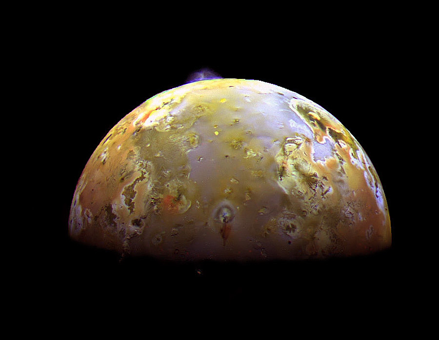 Die obere Hälfte des Jupitermondes Io im Bild ist beleuchtet. Der Mond ist von bunten Schlieren und Strukturen überzogen.
