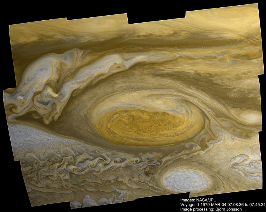 Das Bildmosaik zeigt den großen roten Fleck auf Jupiter mit Wolken und einem weißen Oval darunter. Die Strukturen sind in Ocker, braun und beige abgebildet.