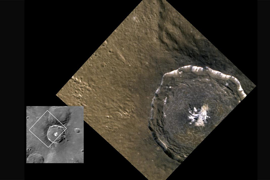 Links ein kleines Bild eines Merkur-Kraters mit einem weißen Rahmen, das den vergrößerten, farbigen Bildausschnitt in der Mitte zeigt.