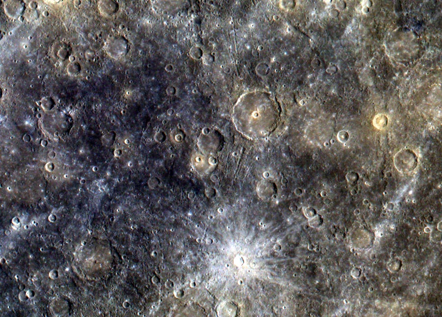 Der Ausschnitt der Merkuroberfläche ist von zahllosen Kratern übersät, in manchen Kratern befinden sich weitere Krater. Unten in der Mitte ist ein heller Krater mit Strahlenkranz.