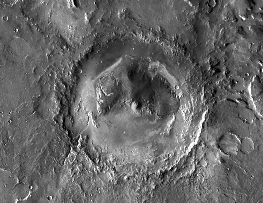 Mitten im Bild ist ein riesiger Krater mit ausgefranstem Wall.