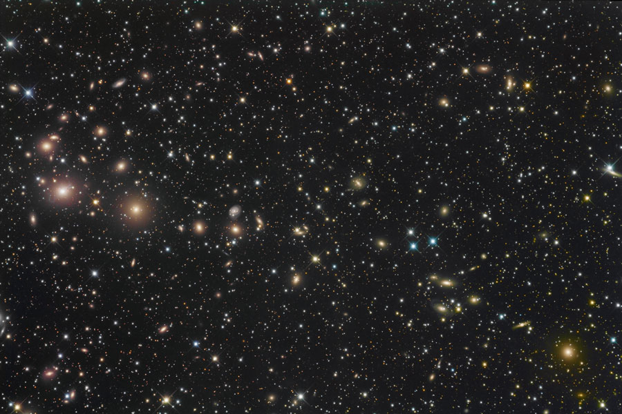 Das Feld ist voller Galaxien, schräg über die Bildmitte ist eine Reihe von Galaxien verteilt.