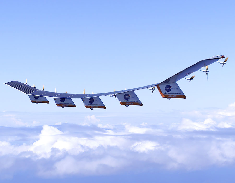 Über den Wolken fliegt ein eigenartig geformtes Fluggerät mit NASA-Logos und vielen Propellern am vorderen Ende.