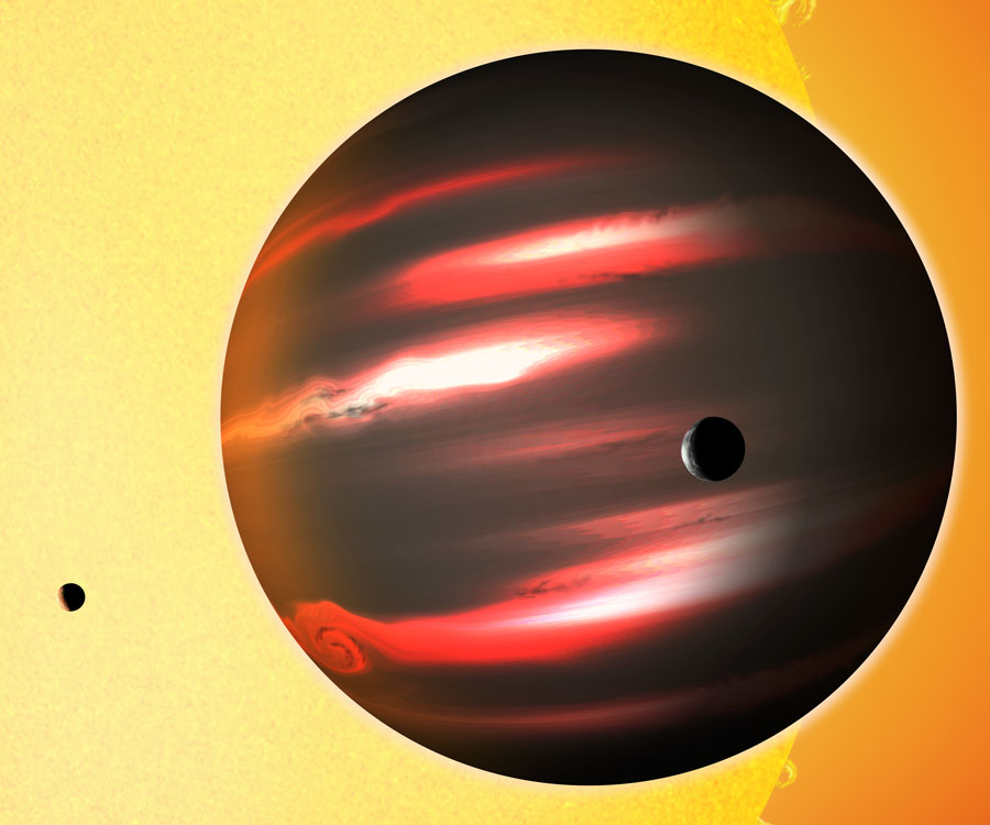 Die Illustration zeigt einen dunklen Planeten mit roten, teils weißen Streifen. Vor dem Planeten und links davon sind Monde zu sehen, hinter dem Planeten ist ein riesiger Stern.