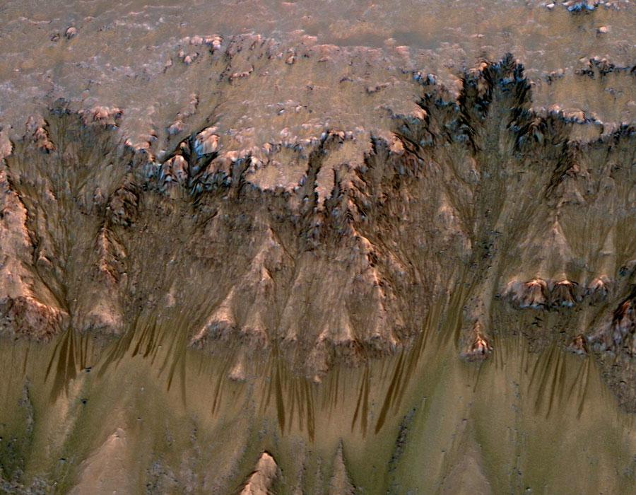 Ein Abhang auf dem Mars ist von Schlieren überzogen, die von einer Flüssigkeit zu stammen scheinen.
