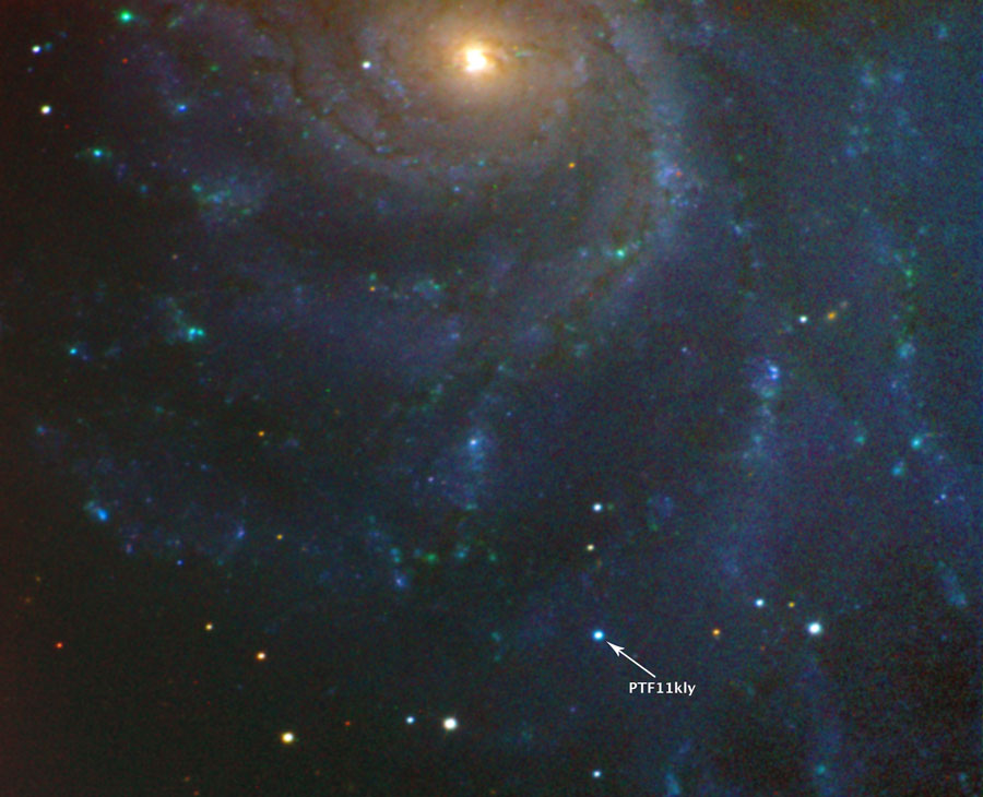 Oben in der Mitte ist das gelbliche Zentrum einer äspiralgalaxie, unten in den transparent wirkenden Spiralarmen ist ein Stern als PTF11kly markiert.