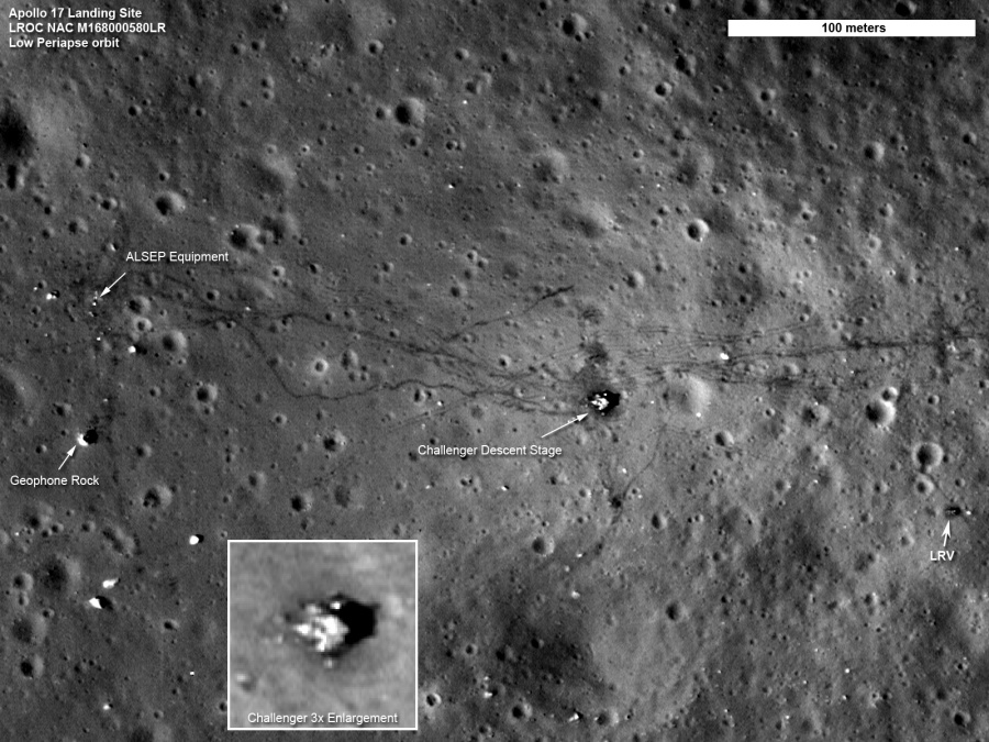 In einem Krater ist ein heller Fleck, der in einem Einschub untenvergrößert wurde. Es ist das Landemodul der Mission Apollo 17, das auf dem Mond zurückblieb. Auch spuren der Astronauten verlaufen kreuz und quer durchs Bild