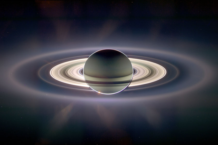 Der Planet Saturn ist eigenartig beleuchtet. Die Ringe scheinen selbst zu leuchten und sind auch auf der Nachtseite Saturns sichtbar.
