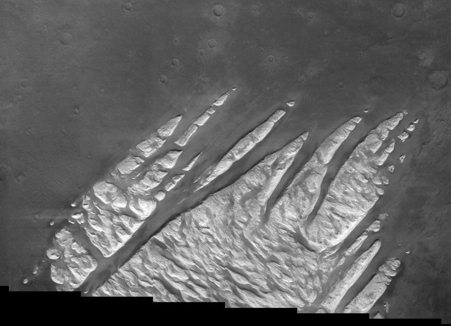 Die weißen Strukturen auf der Marsoberfläche, die hier abgebildet sind, erinnern an die Finger einer Hand.