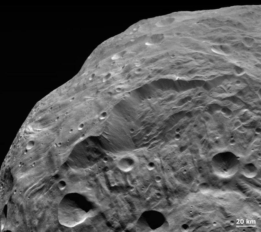 Auf der Oberfläche des Asteroiden Vesta befindet sich eine riesige Hangrutschung oder Klippe, die mitten im Bild zu sehen ist.