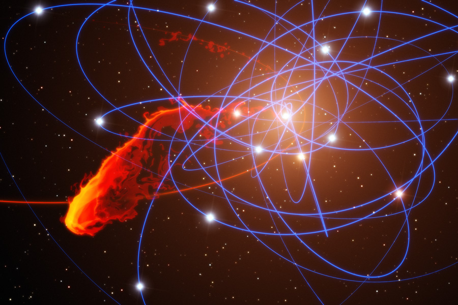 Eine orange-rot leuchtende Gaswolke wird vom Schwarzen Loch in der Milchstraße angezogen und in die Länge gerissen. Die Bahnen von Sternen, die um das Schwarze Loch kreisen, sind blau dargestellt.