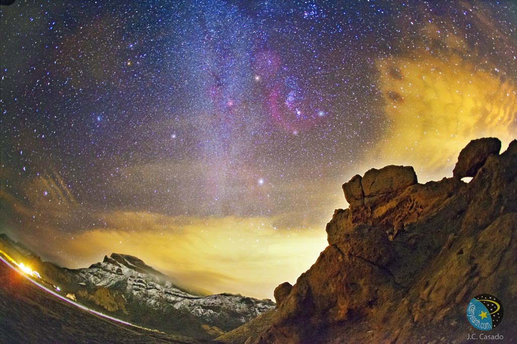 Über den Kanarischen Inseln wurde die Region um den Orion lang belichtet. Im Vordergrund ist eine felsige vulkanische Landschaft.